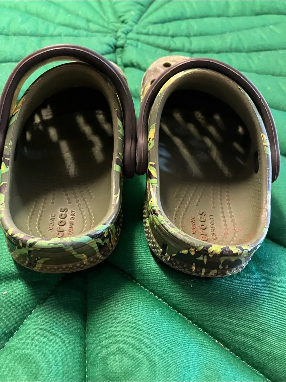Crocs camo kids size C7, green and black camo.